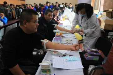 免费看片黄色科技有限公司組織公司內部員工到佛山市第一人民醫院進行無償獻血活動